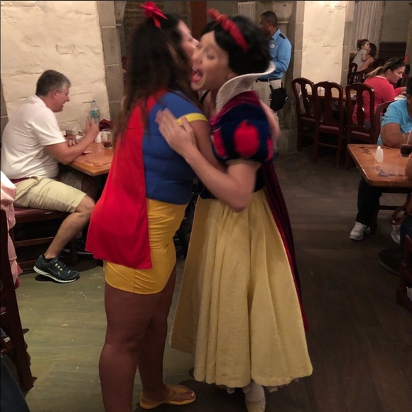 🏰RARE🏰Disney Snow White princess cape T-shirt - Picture 2 of 9